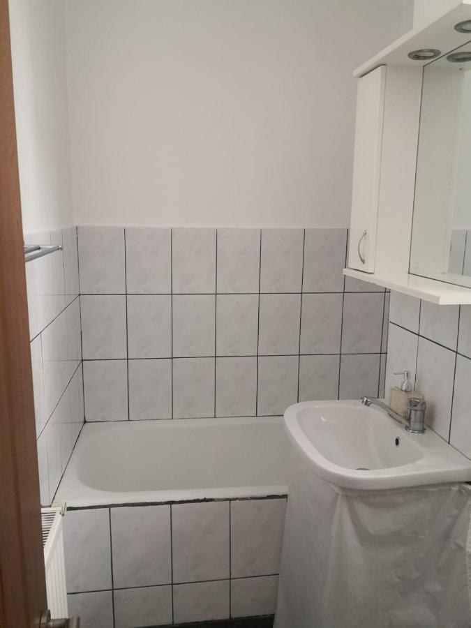Apartament Cu Doua Camere Târgu Jiu Екстериор снимка